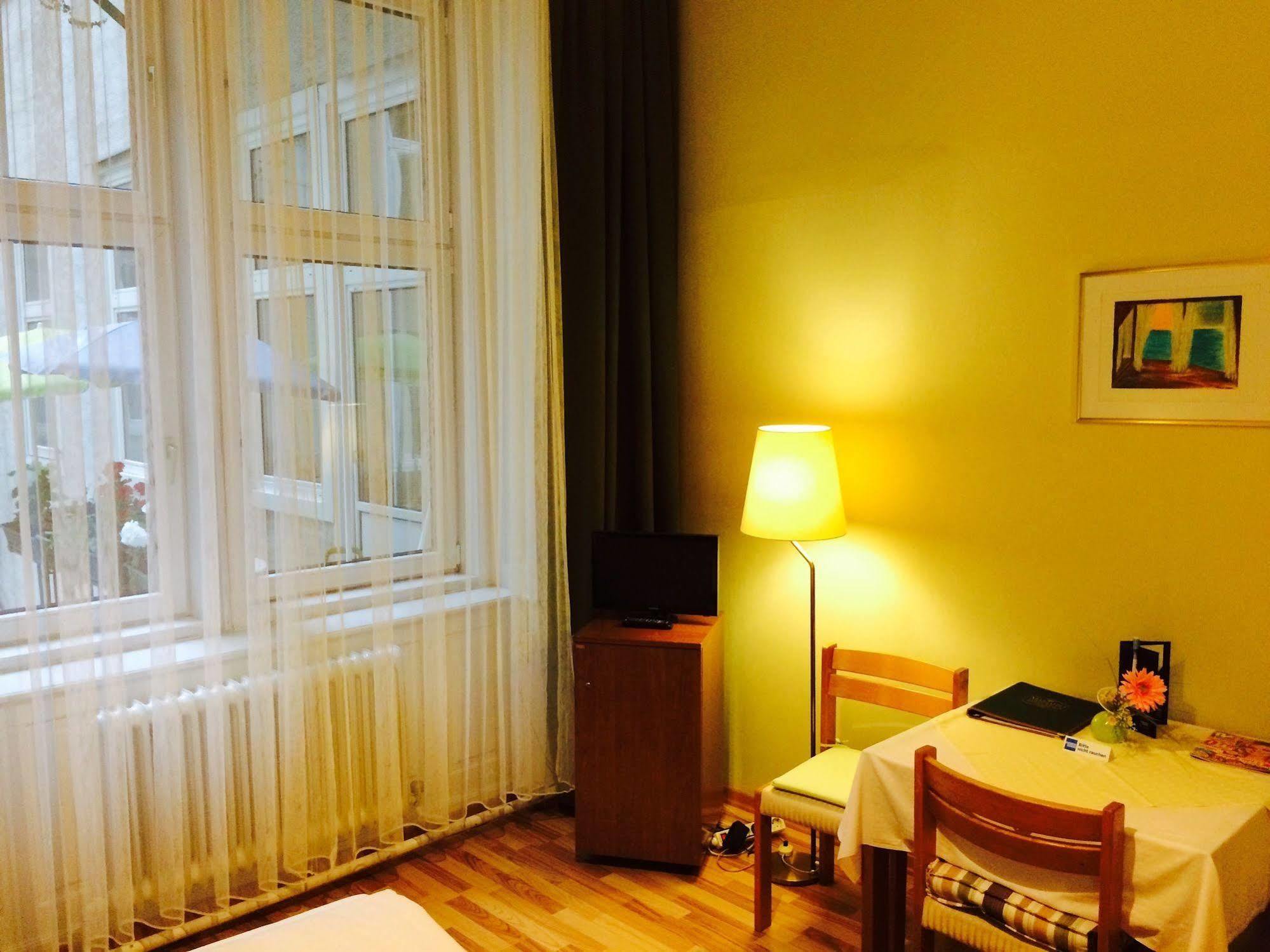 Pension Hotel Mariahilf Vienna Exterior photo